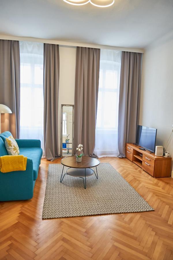 Renovated & Cozy - Close To Museumsquartier Apartment